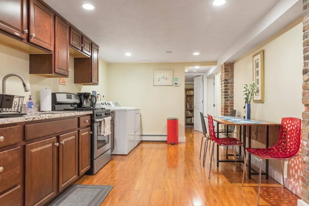 Appartamento Parking - Private Entrance - King Beds Boston Esterno foto